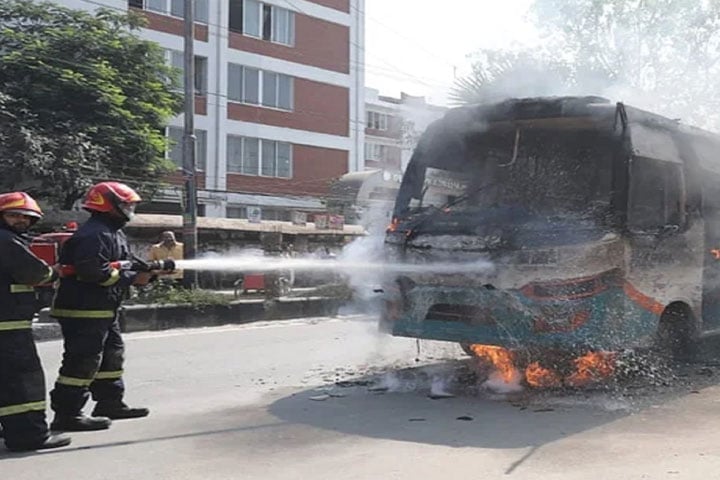 রাজধানীর শ্যামলী-ভাটারায় আরও ২ বাসে আগুন দেয় দুর্বৃত্তরা