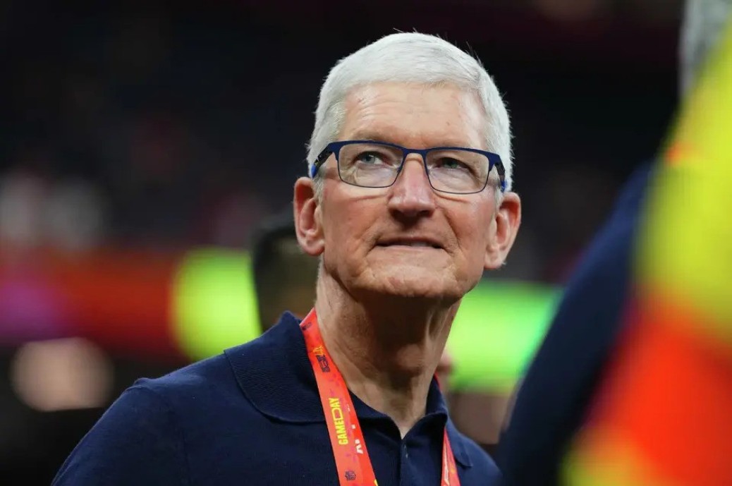 Tim Cook to Step Down as Apple Inc. CEO, Passing Leadership to Hardware Chief