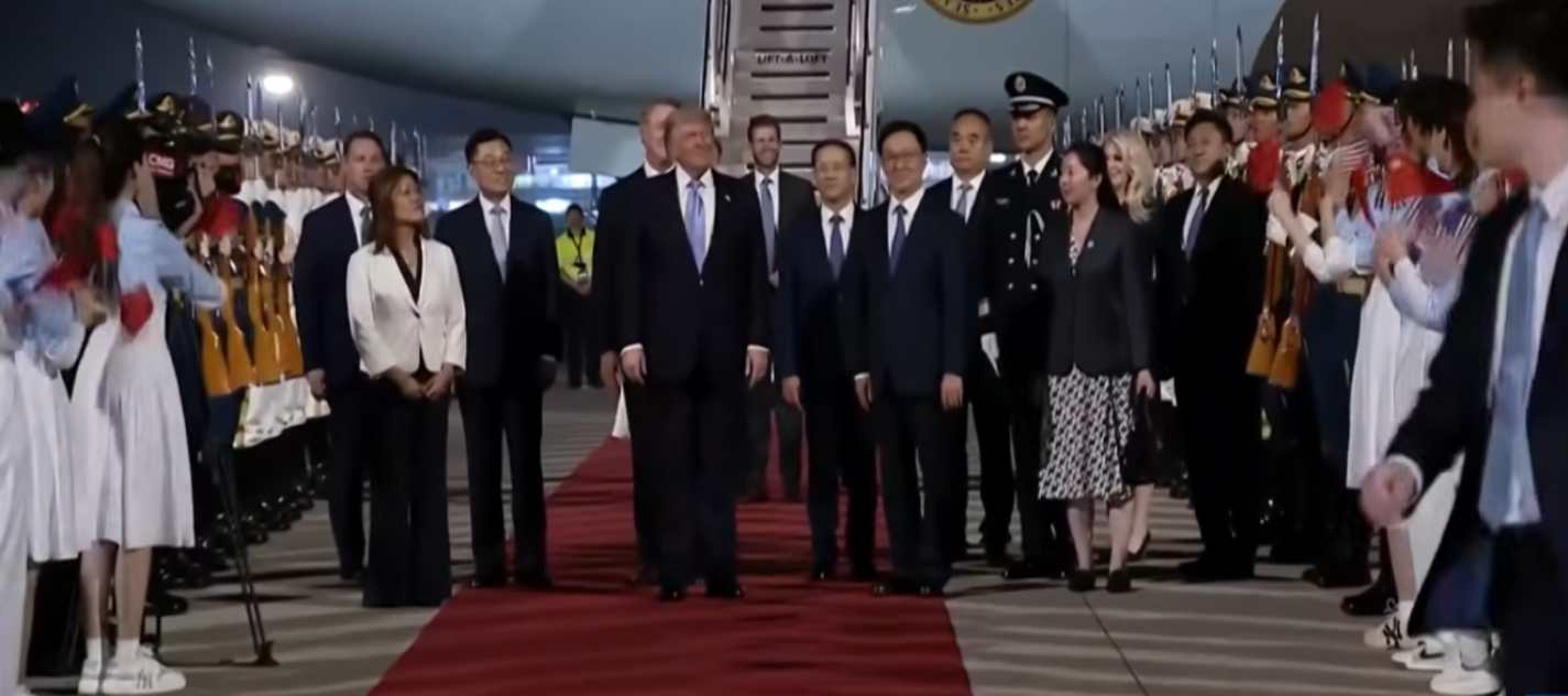 Trump Given Red-Carpet Welcome in Beijing Ahead of High-Stakes Xi Summit