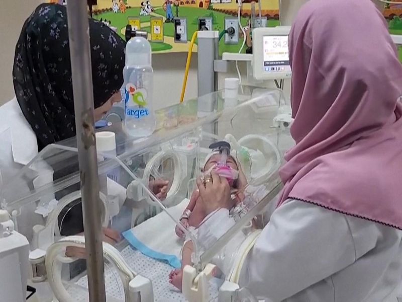 জ্বালানির অভাবে গাজায় একদিনে বন্ধ ৬ হাসপাতাল